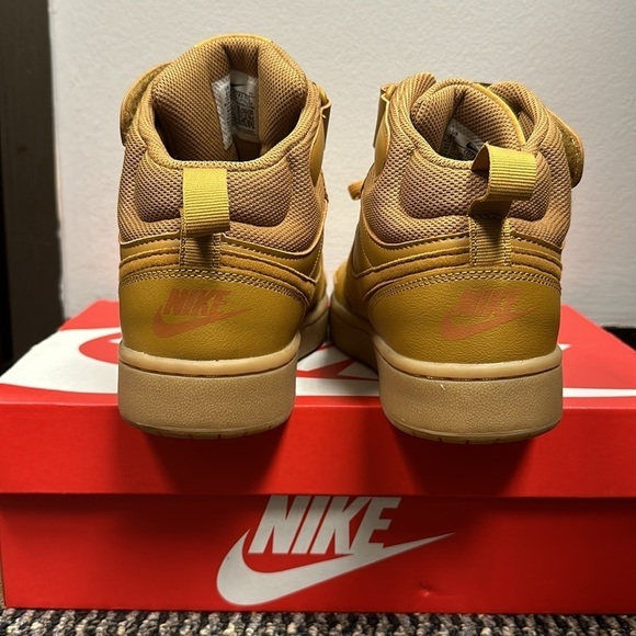 Kids Size 6 Nike Mid Court Burroughs Like New Worn Once! - Picture 7 of 8